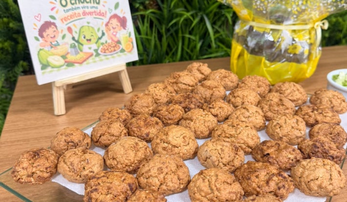 Foto de vários Cookies de Chuchu dispostos sobre uma mesa
