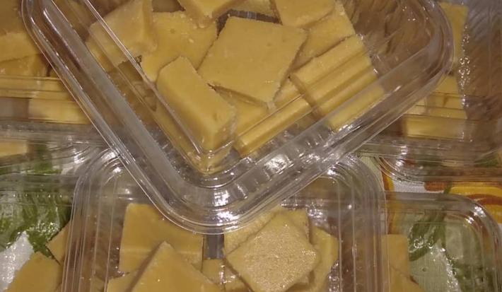 Foto da receita de Rapadurinha. Observa-se várias caixinhas transparentes de plástico com quadradinhos de rapadura dentro.