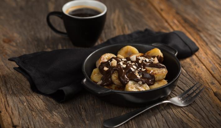 banana-grelhada-farofa-doce-chandelle-chocolate-leite-receitas-nestle