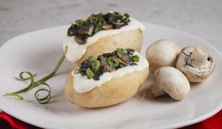 Batatas rústicas recheadas com fondue de emmental, cremosas, aromáticas e perfeitas para aquecer os dias frios.