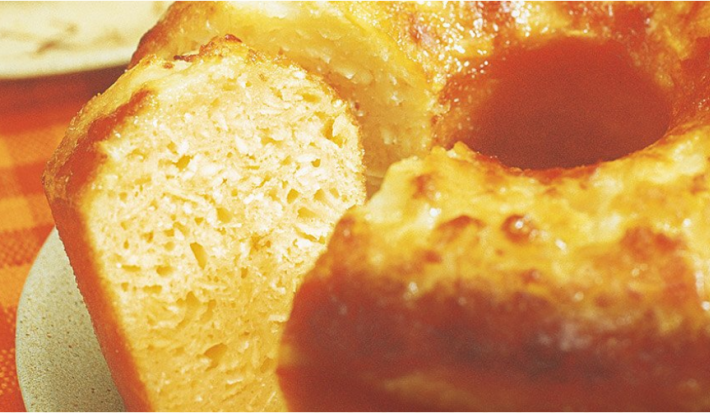 fotografia tirada de um bolo de mandioca com uma fatia faltando
