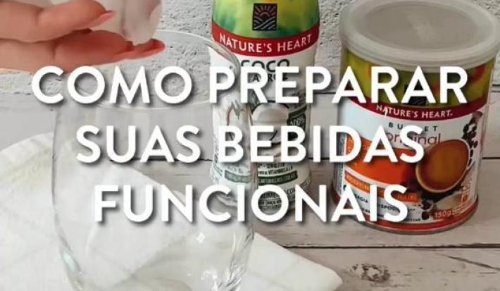 Foto da receita de Bebida Refrescante. Observa-se um copo de vidro com uma colher dourada e a embalagem de Bullet Coffee.