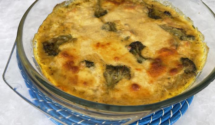 Imagem da receita de Frango gratinado com creme de milho e brócolis em um recipiente de vidro