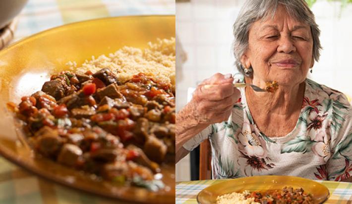 Foto dividida ao meio com a receita de Sarapatel do lado esquerdo e a imagem de uma senhora comendo uma garfada, de olhos fechados e com uma expressão de quem está apreciando o alimento