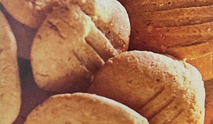 Imagem da receita de biscoitinho de coco sem glúten e lactose, em um pote