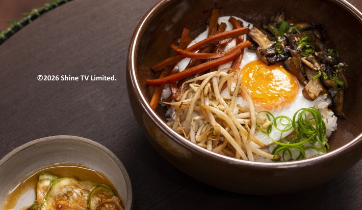 Bibimbap vegetariano com arroz japonês, legumes coloridos salteados e ovo de gema mole, acompanhado de molho picante