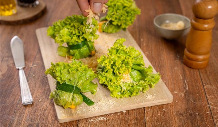 Trouxinhas de alface com maionese cremosa de abóbora, leves, práticas e cheias de sabor.