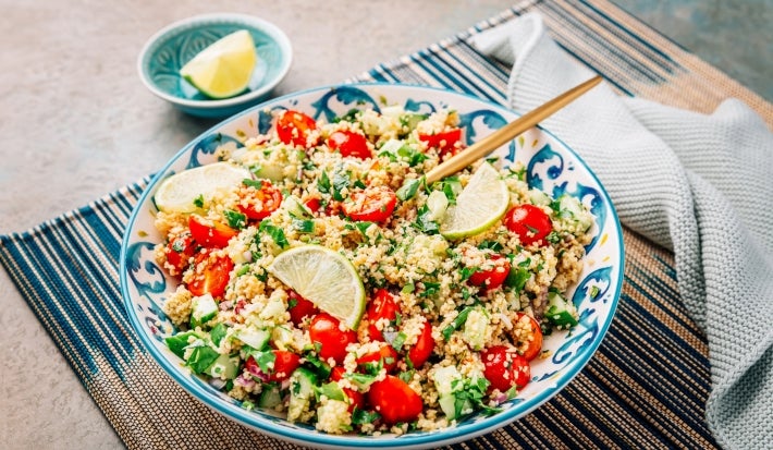 Tabulino natalino com requeijão em bowl decorado, com tomate cereja, pepino, salsinha e fatias de limão.