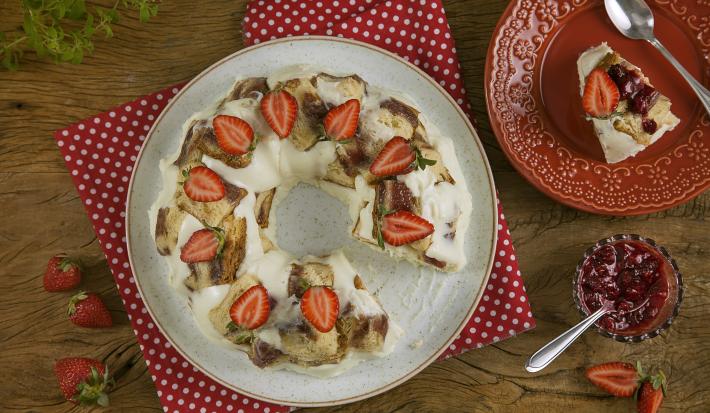 Manjar-com-Panettone-de-Calda-de-Frutas-receitas-nestlé