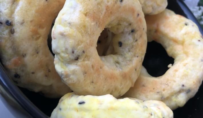 Imagem da receita de Biscoito de Polvilho Funcional, em um pote preto sobre uma mesa