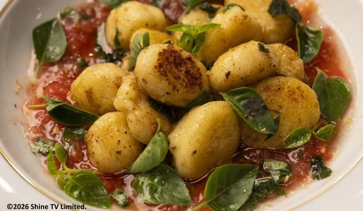 Nhoque de batata caseiro com manteiga, sálvia e molho de tomate fresco