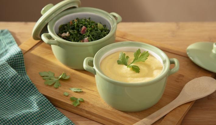 Foto da receita de Angu Mineiro. Observa-se duas panelinhas verdes com o angu e outra com couve refogada.