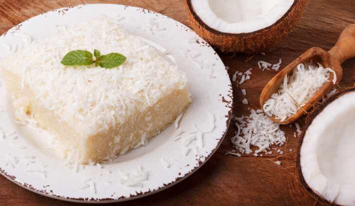 Pudim de Tapioca coberto com coco ralado em prato branco