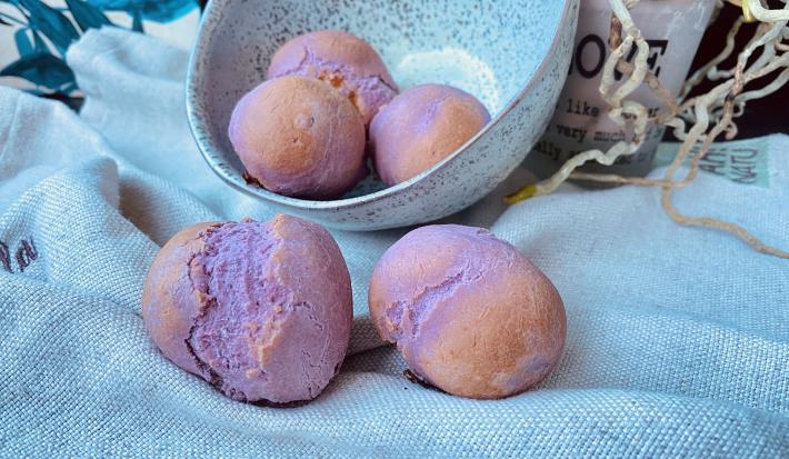 Imagem da receita de Pão de queijo com Beterraba, sobre um pano e recipiente