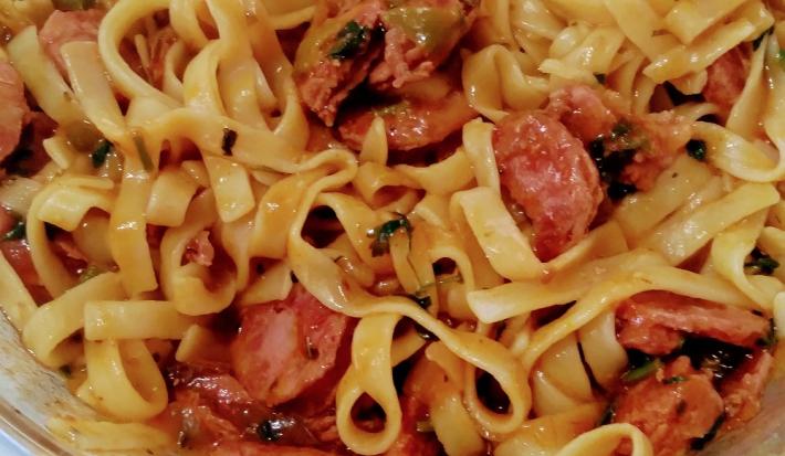 Foto da receita de Macarrão com Calabresa. Observa-se um prato com a macarronada suculenta dentro.