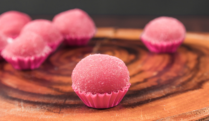brigadeiro de morango enrolado na forminha