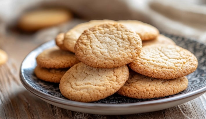 Em cima de uma mesa, biscoito redondo crocante.