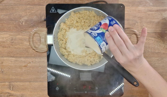 Adicionando creme de leite.