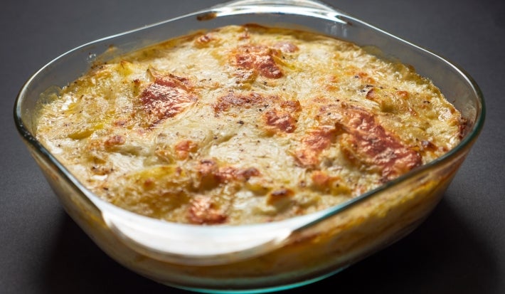 Refratário de vidro transparente com queijo gratinado.