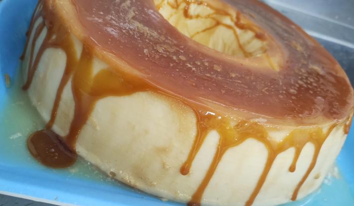 Foto da receita de Pudim Ligeiro. Observa-se um pudim com uma calda cor caramelo escorrendo.