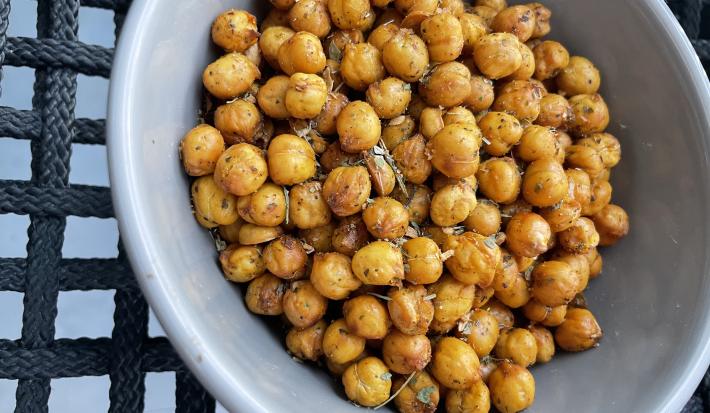 Imagem da receita de Grão de Bico Crispy, em um recipiente, sobre uma mesa