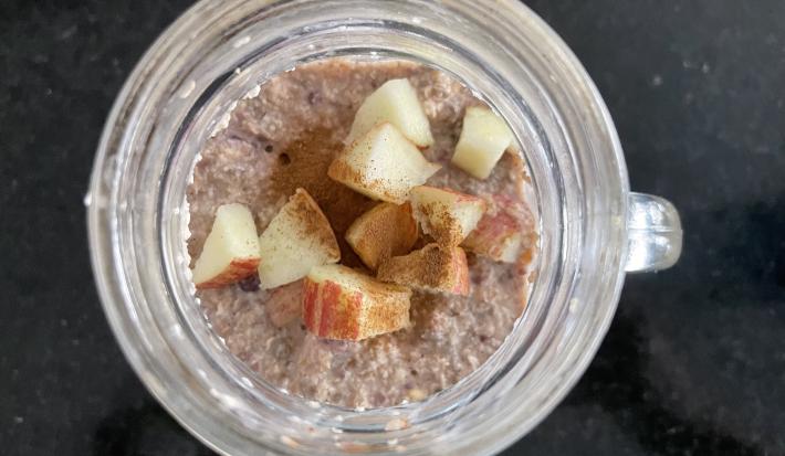 Imagem da receita de Overnight Oats de Frutas Vermelhas, em um recipiente de vidro sobre uma mesa