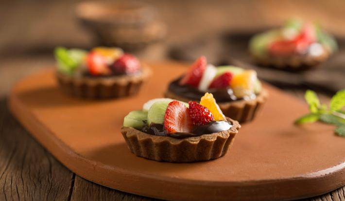 tortinha-rapida-chandelle-chocolate-leite-frutas-receitas-nestle