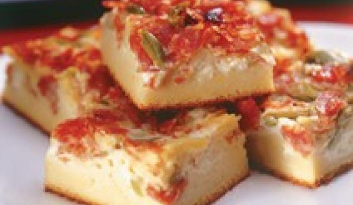 foto tirada de um prato redondo branco com pedaços de torta
