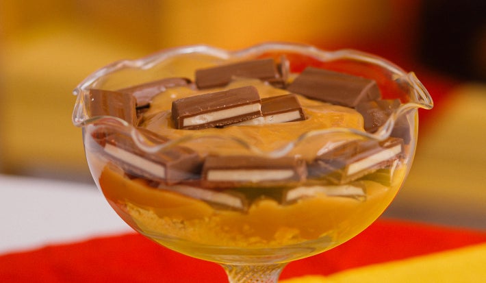 Close de pavê em taça de vidro com camadas de creme e chocolates Serenata do Amor Recheado.