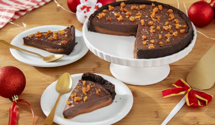Fotografia de uma torta de chocolate com caramelo salgado é representada em três camadas táteis. A base é de massa de biscoito de chocolate, seguida por uma camada de caramelo e, por fim, uma camada de chocolate.