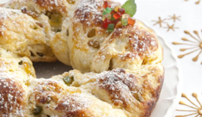 Rosca com frutas secas e cobertura de açúcar.