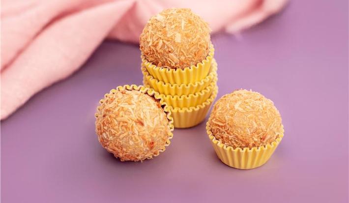 Brigadeiro de doce de leite enrolado com coco queimado