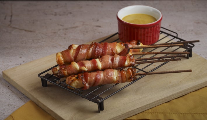 Espetinhos de queijo coalho com bacon e molho mel e mostarda, crocantes, saborosos e perfeitos para encontros descontraídos.