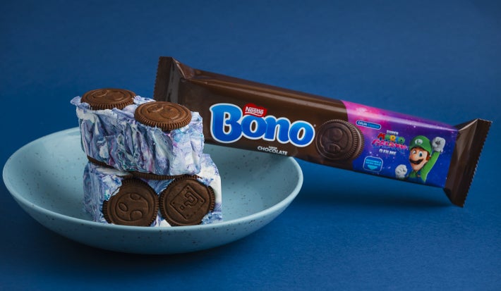 Cubos de sobremesa com creme marmorizado azul e branco e biscoitos de chocolate, com embalagem Bono ao fundo.
