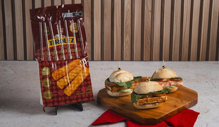 Mini sanduíches quentes de queijo coalho grelhado com tomate assado e maionese de ervas práticos e ideais para compartilhar.