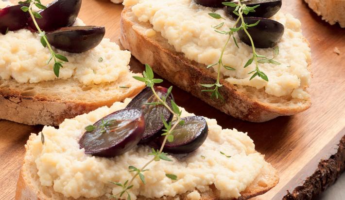bruschetta-queijo-uva-assada-mel-receitas-nestle