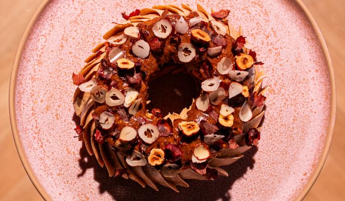 Foto vista de cima da receita de Paris Brest de Avelãs, uma receita rebuscada, repleta de uma decoração lindíssima com fatias de avelãs caramelizadas