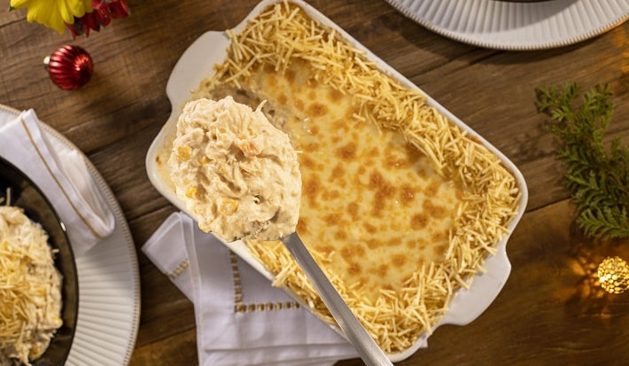 Imagem vista de cima de uma travessa com fricassê de frango com milho gratinado coberto com batata-palha. Imagem vista de cima de uma travessa com fricassê de frango com milho gratinado coberto com batata-palha.