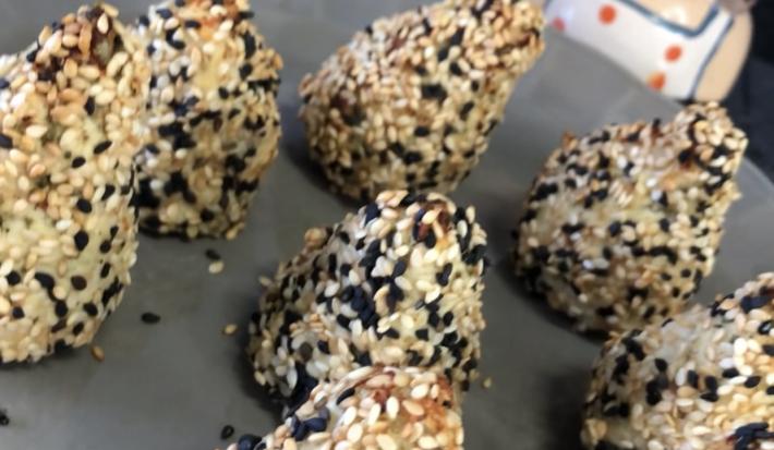 Imagem da receita de Coxinha sem Massa e Proteica, em um prato, sobre uma mesa