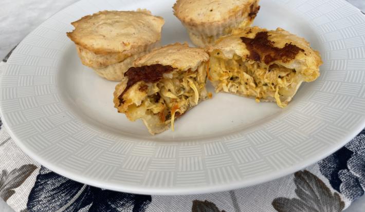 Imagem da receita de Torta de Mandioquinha e Carne Desfiada, em um prato branco