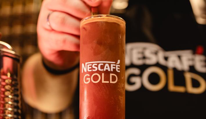 Foto da receita de Espresso Tônica. Observa-se um copo alto de NESCAFÉ com a bebida dentro.