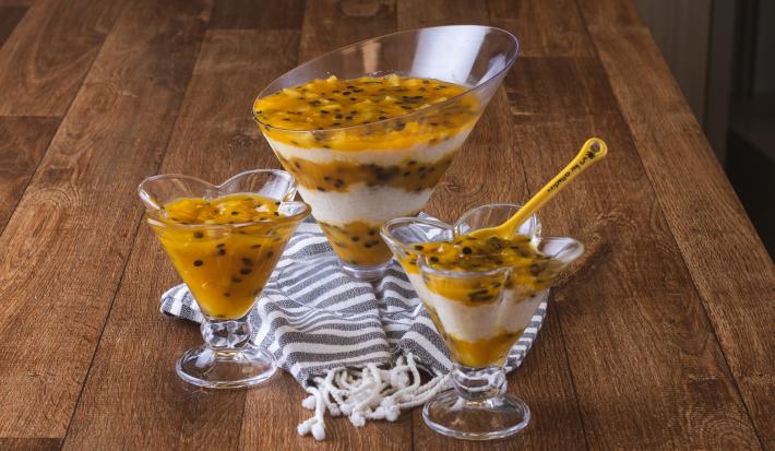 foto da receita de creme de tapioca com compota de frutas amarelas da renata luiza, servida em taças, montada em camadas, sobre uma bancada de madeira