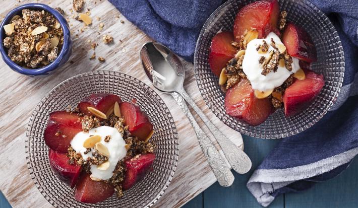 frutas-assadas-farofa-doce-crocante-iogurte-receitas-nestle