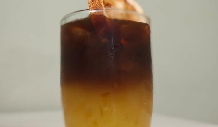 Foto da receita de orange coffe servida num copo de vidro alto