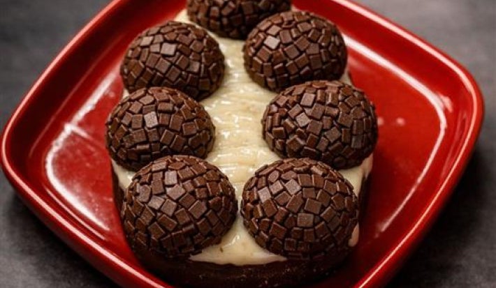 Ovo tablete 2D recheado com brigadeiros gourmet, crocante e irresistível.