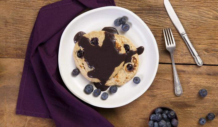 Pancake-integral-de-blueberry-com-calda-nutren-beauty-dark-chocolate