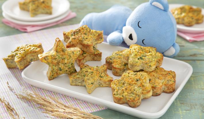Foto da receita de Omelete Nutritivo. Observa-se uma travessa branca de porcelana com 9 omeletes em formato de estrela e flor dispostos.