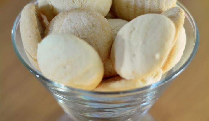 Imagem de um pote de vidro com biscoitos de nata.