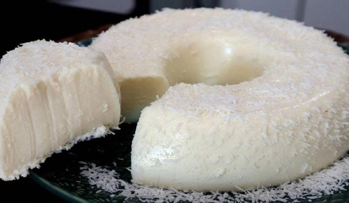Foto em tons de branco da receita de gelado paulista servida em uma porção grande com uma fatia cortada