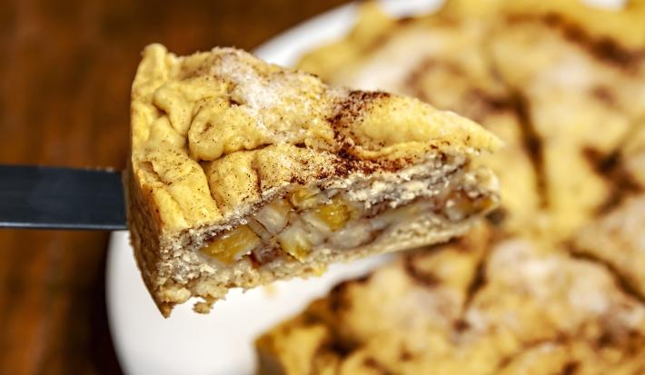 fotografia tirada de uma fatia de torta de banana.